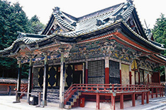 【日吉東照宮】<br>1634(寛永11)年、天海大僧正が日光東照宮のモデルとして建造した近世霊廟風の華やかな建造物で、徳川霊廟建築の根本をなしたといわれます。